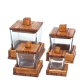 Zestaw szkatułek drewniano-szklanych.