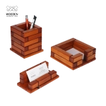 Zestaw drewnianych akcesoriów na biurko. 