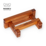 Drewniany reling na papier toaletowy. 