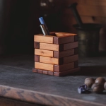 Drewniany kubek na długopisy. 