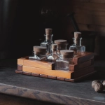 Duży przyprawnik drewniano-szklany.