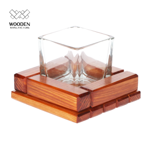 Drewniano-szklany kubek do mycia zębów. 