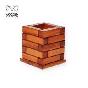 Drewniany kubek na szczoteczki do zębów. 