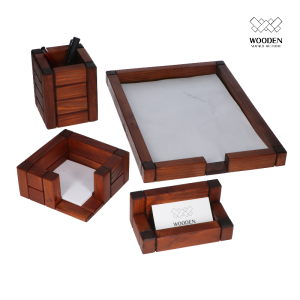 Zestaw drewnianych akcesoriów na biurko.