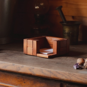 Drewniany pojemnik  na karteczki, przybornik biurkowy. 