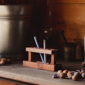 Drewniany stojak na długopisy. 