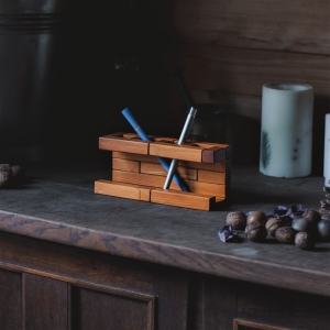 Drewniany stojak na długopisy.