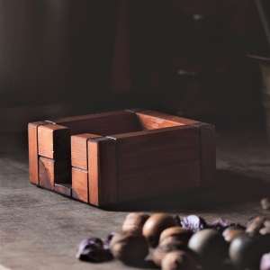 Drewniany pojemnik na karteczki, przybornik biurkowy.