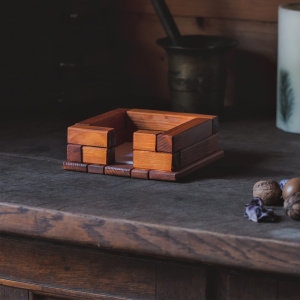 Drewniany pojemnik na karteczki, przybornik biurowy. 