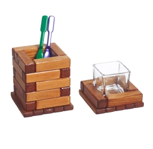 Zestaw drewnianych akcesoriów do mycia zębów.