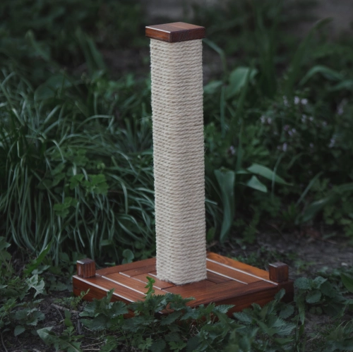 Duży drewniany drapak dla kota