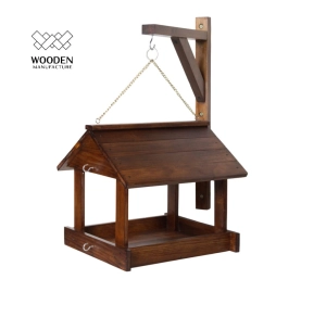 Drewniany karmnik dla ptaków z uchwytem do zamocowania.