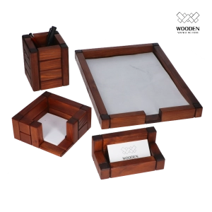 Zestaw drewnianych akcesoriów na biurko