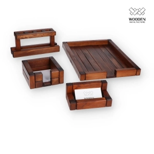 Zestaw drewnianych akcesoriów na biurko