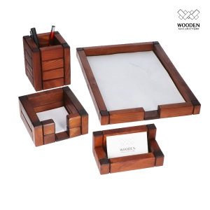 Zestaw drewnianych akcesoriów na biurko