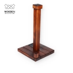 Drewniany stojak na ręcznik papierowy. 