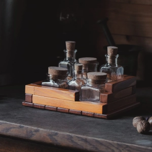 Duży przyprawnik drewniano-szklany.