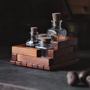 Przyprawnik drewniano-szklany.