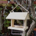 Drewniany karmnik dla ptaków gotowy skręcony